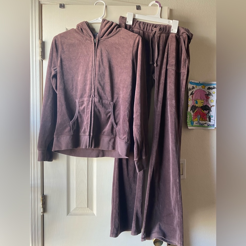 Women’s brown velour set.